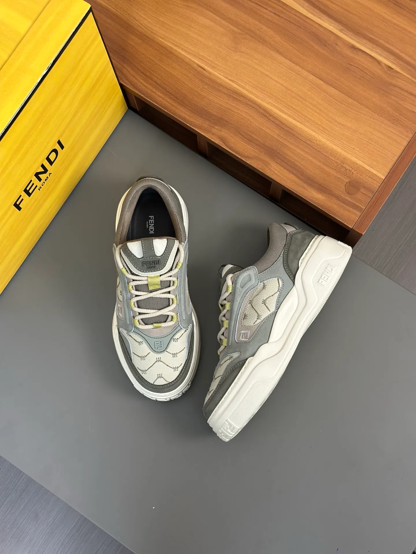 [FENDI] Fendi men's shoes 💰840💰 - High-end quality original casual sports shoes - Upper: Nappa calfskin, pebbled calfskin, tongue and heel; injection molded brand logo plastic module - Lining: brand canvas - Outsole: ultra-light T men's shoes 💰R foam rubber; molded outsole - Ultra-high quality control, fine workmanship: highlighted (high-end, luxury, grade) -Size :39-44 (38, 45, can be customized)